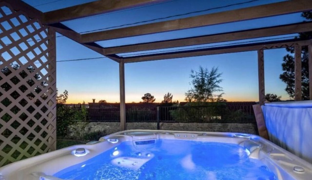 4BR/2.5BA w/ Hot tub - Near NMSU