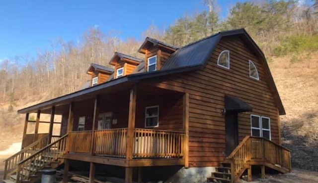 4BR 2 Bath w/hot tub and game room. Within 10 mins of Harlan & Cumberland.