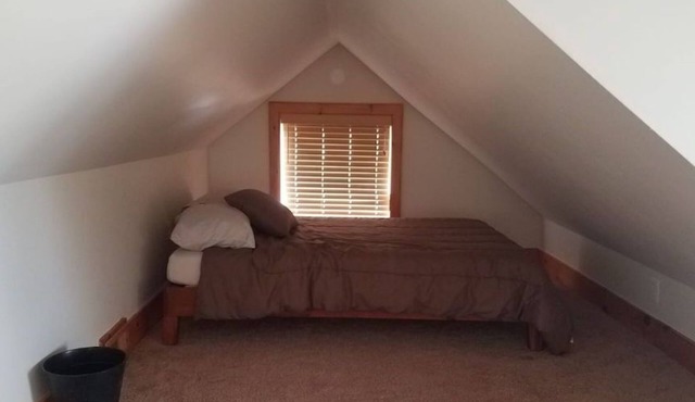 4BR/2 Full Bath - Sleeps 10! Large Yard! 2 Cars!