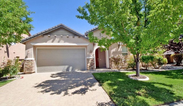 4BR, 20 min to Lake Tahoe & Reno, King Bed, Garage