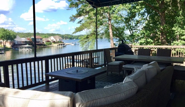 4BR/2BA And 2 Living Areas. Large Deck. Double Dock Sleeps 10