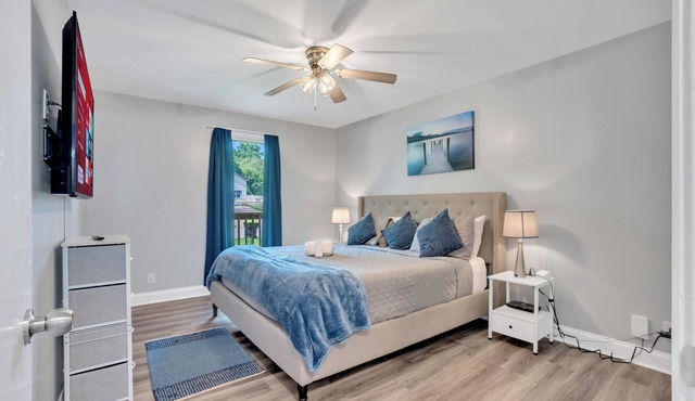 🏡 4BR/2BA Home | 🌬️ Dehumidifier 🛏️ Bedrooms w/TVs & Ceiling Fans | 🍳 Full Kitchen 🛋️ Spacious Living Room | 🧺 Washer/Dryer 🌳 Deck & Yard | 📍 Close to Ft. Campbell, Casino, ✨ Clean & comfy stay!