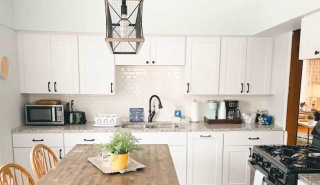 4BR/2BA Home in Charming St. Paul - Sleeps 10!