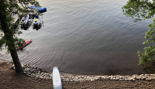 4br 2ba lake front escape, private beach and hot tub. Option for pontoon