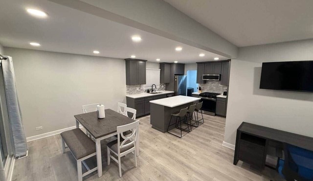 4Br/2ba Modern Fresh rehab near O'Hare