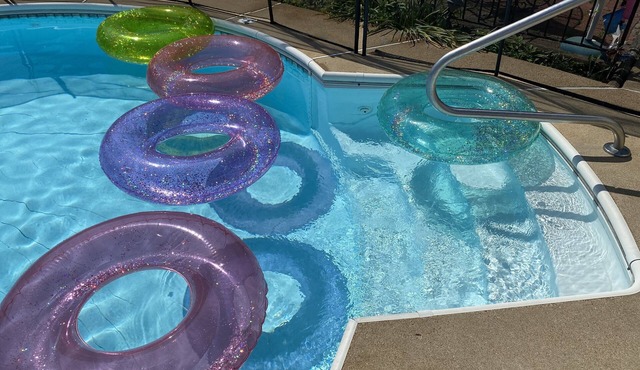 4BR 2BA Modern Family Home with Private Heated Inground Pool nOpen March-Nov 11