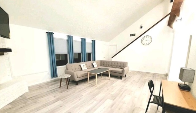 4br 2ba+Swimming pool Close to everything