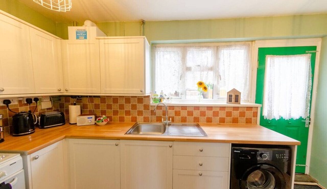 4BR 2Bath 1Walk-in Shower - Ample Parking - Long Stays Welcome