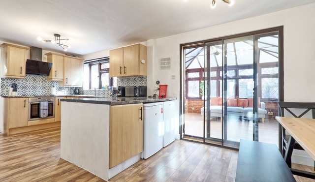 4BR 2BATH House with FREE Parking in Rivenhall