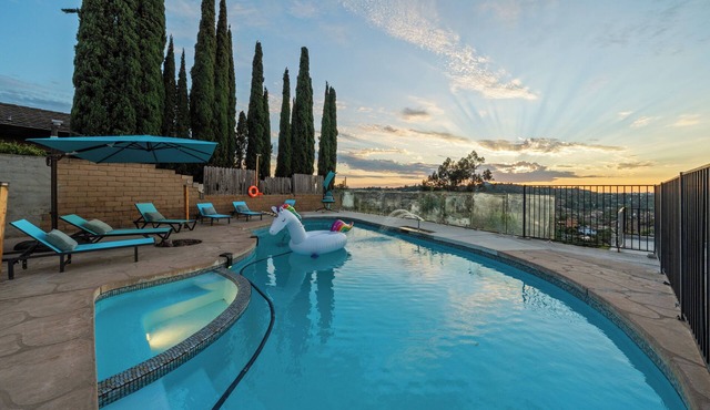 4BR/2Bth, Pool, View, 4 Parking, King Bed, Big Yard