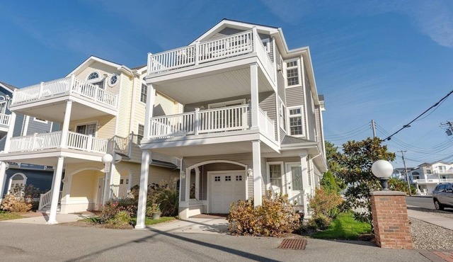 4BR 3.5BA community POOL 2 bl from beach w/lifeguard & bathroom no pets/smoke