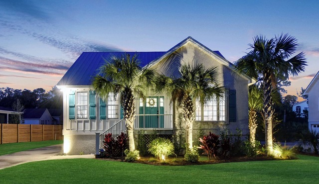 4br/3.5ba. Private pool! Only 2 miles to beach