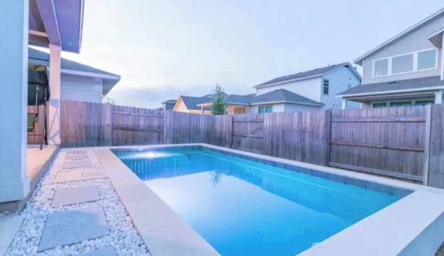 4BR/3.5BH Private Pool: 5M Airport, F1 & 2-Story
