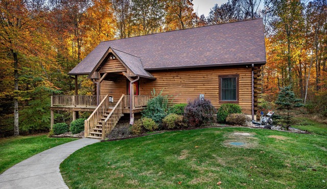 4BR, 3 BA Log Cabin in the woods.