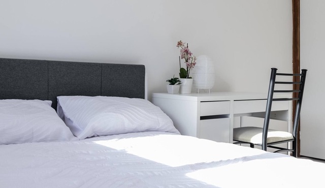 4BR 3 bath- Comfortable home near City & MCG with NETFLIX+WIFI+PARKING