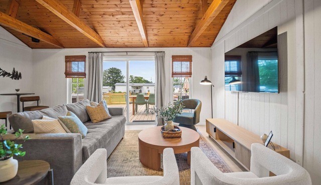 4br 3ba/10 min to NRG/hot tub/sauna/firepit
