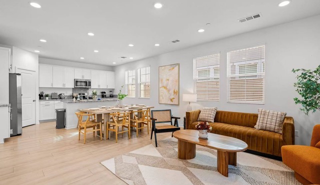 4BR/3BA/6BEDS/Close to the airport/Quality furniture/Comfortable/Clean