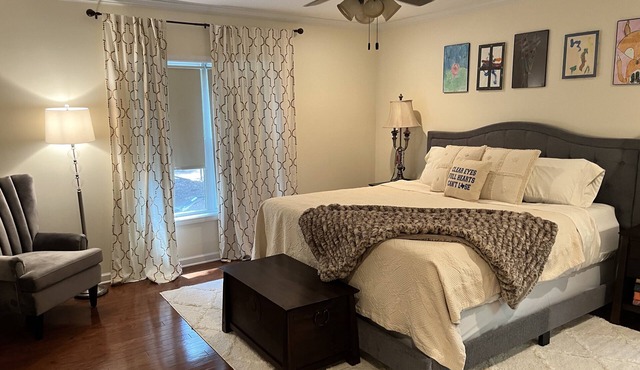 4BR/3BA home, close to square, <2m from stadium