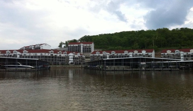 4BR/3BA Luxury Lakefront, Penthouse Executive Clearwater Condo w/12x32 boat slip