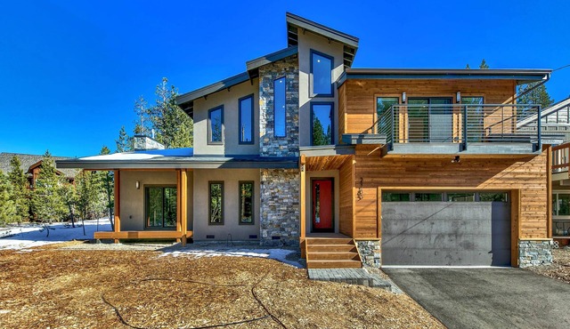 4BR-3BA Mountain Modern, Hot Tub, hiking trail access, close to river.