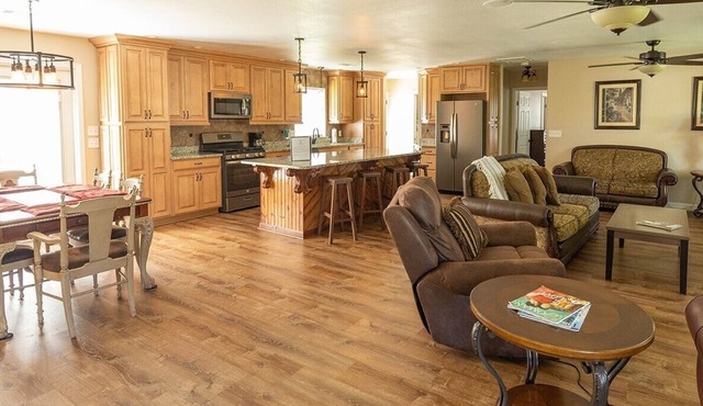 4BR/3BA on a Golf Course close to Beach, Casinos & Downtown Ocean Springs!