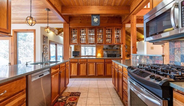 4BR/3BA Smart Home w/Hot Tub, Mountain View Ski Chalet 3 minutes to Stratton