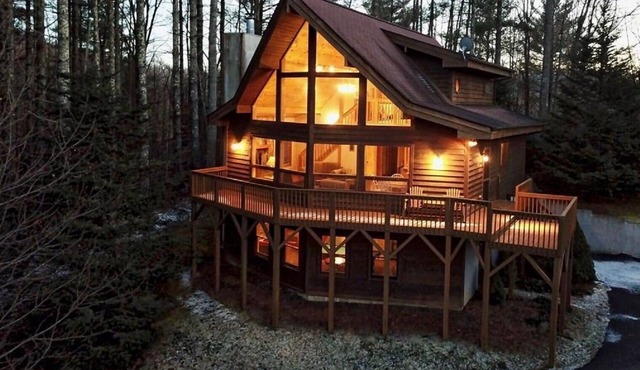 4BR/3BA, views, deck, hot tub, pool table, walk to the New River