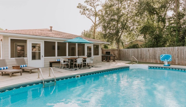 4BR/3BA w/POOL in golf cart district near the Beach - Shadowlawn