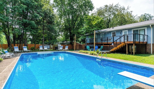 4BR 3bath 9 beds! Pool, hot tub, movie room, basketball court, oasis in LEX