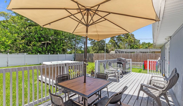 4BR/3BR - Spacious Home 4 Minutes From Beach