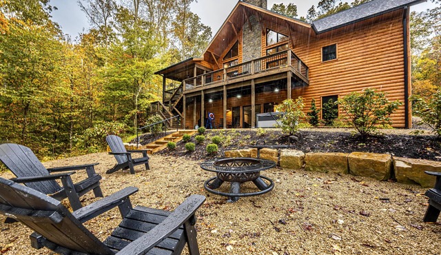 4BR, 4.5BA Newer Upscale Log Cabin