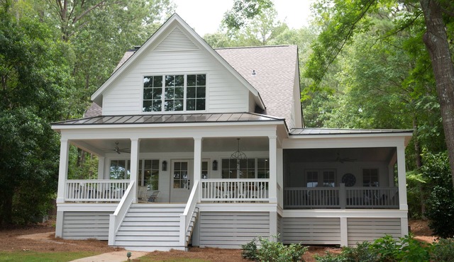 4BR/4BA Lakefront Home - Gorgeous Views & Great Location!