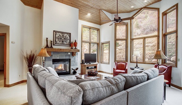 4BR/4BA Private Rustic Home in Arrowhead - Quick Shuttle to the Lift! by RedAwning