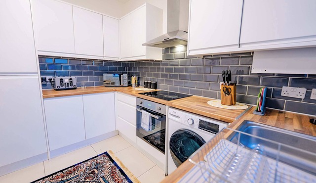 4BR 4Bath Home W/Free Parking & Private Garden