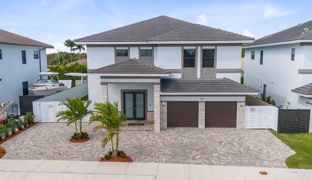 4BR/4BTH Miami Oasis: Stylish Retreat w/BBQ & Trampoline - Near Beach & Airport