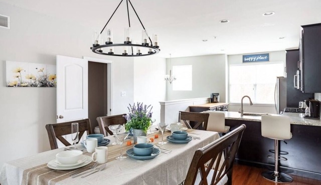 4BR/5BA in the heart of Conshy w free parking & biking trail - close to Philly