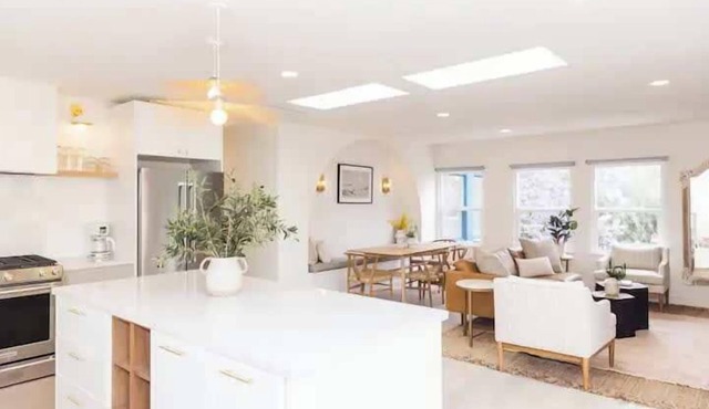 4BR/5BD - Free Parking - Walk to Nightlife!