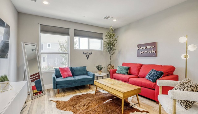4BR Austin Home, Minutes to Downtown, Parking, Sleeps 10