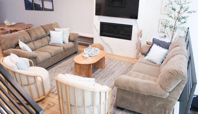 4BR Beach Condo I Heat & AC I Private Balconies I 2-car garage in the Village