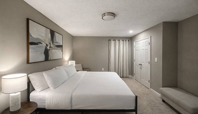 4BR Beautiful Gardner Getaway Game Room Central Location Sleeps 10