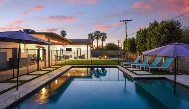 4BR + Casita w/Pool + Outdoor Big Screen
