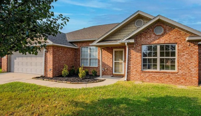 4BR Central to UofA & Walmart HQ I-49 Access Near Historic Downtown