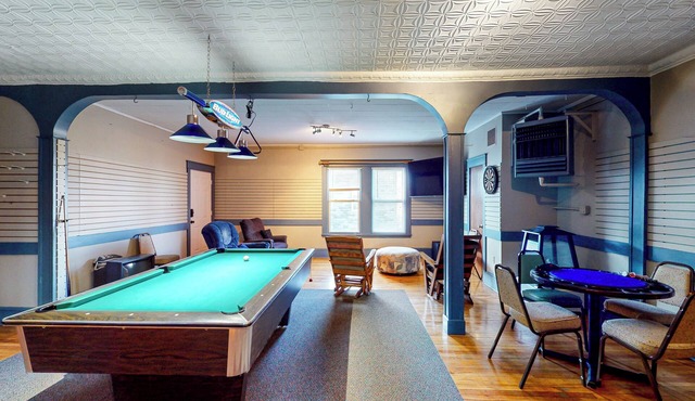 4BR Centrally Located Home - Hot Tub & Pool Table