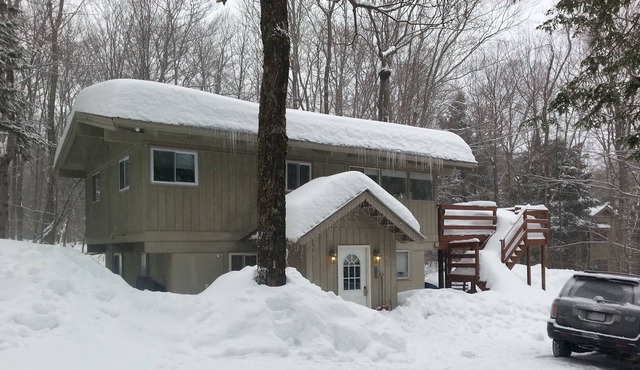 4BR Chalet Between Mt. Snow & Stratton, Sleeps 10, Fireplace, Clubhouse w/ Pool
