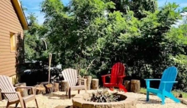 4BR Chalet with Seasonal Pool Hot Tub