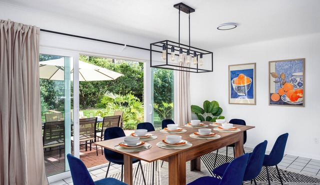 4BR Charming Home-Walk UF 2mi -Park-King Bed-Games-BBQ-Firetable-Backyard fenced