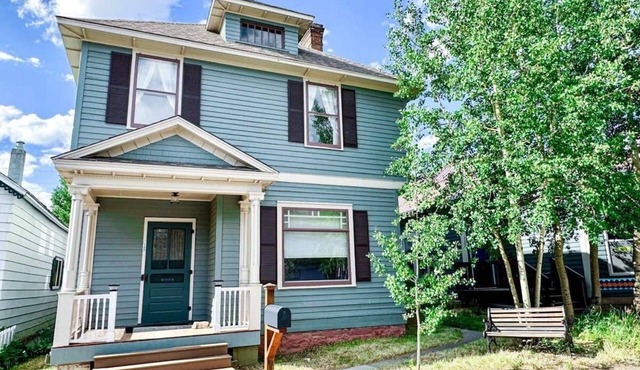 4BR Charming Victorian - Steps to Downtown