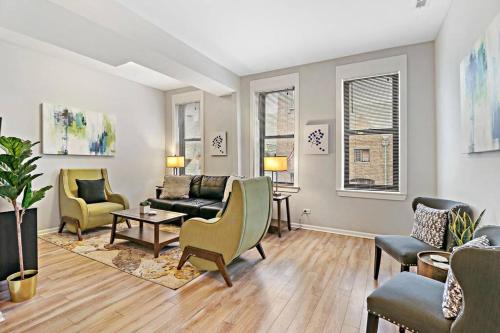 4BR Classy & Radiant Apt in Wicker Park - Blackhawk 3F