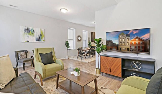 4BR Classy & Radiant Apt in Wicker Park