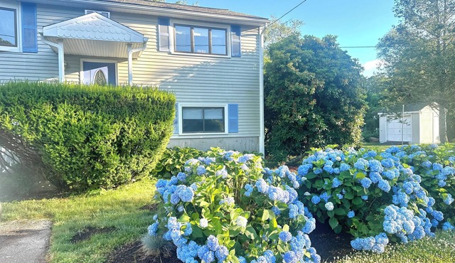 4BR Coastal Cottage with Private Beach and Private Beachside parking